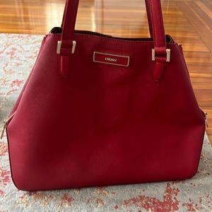 Large DKNY bag that is in very good condition
